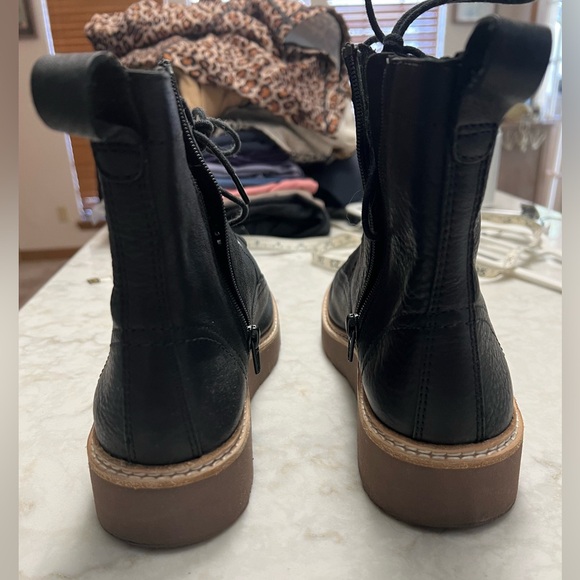 Clarks women’s sneaker style boots, 8.5, EUC - Picture 7 of 10